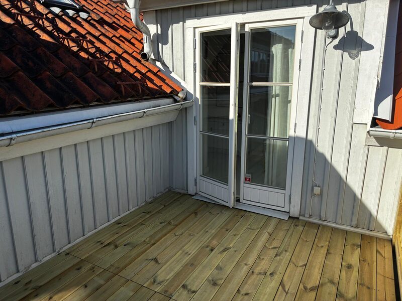Renoverad takterrass med fransk dörr och takpannor